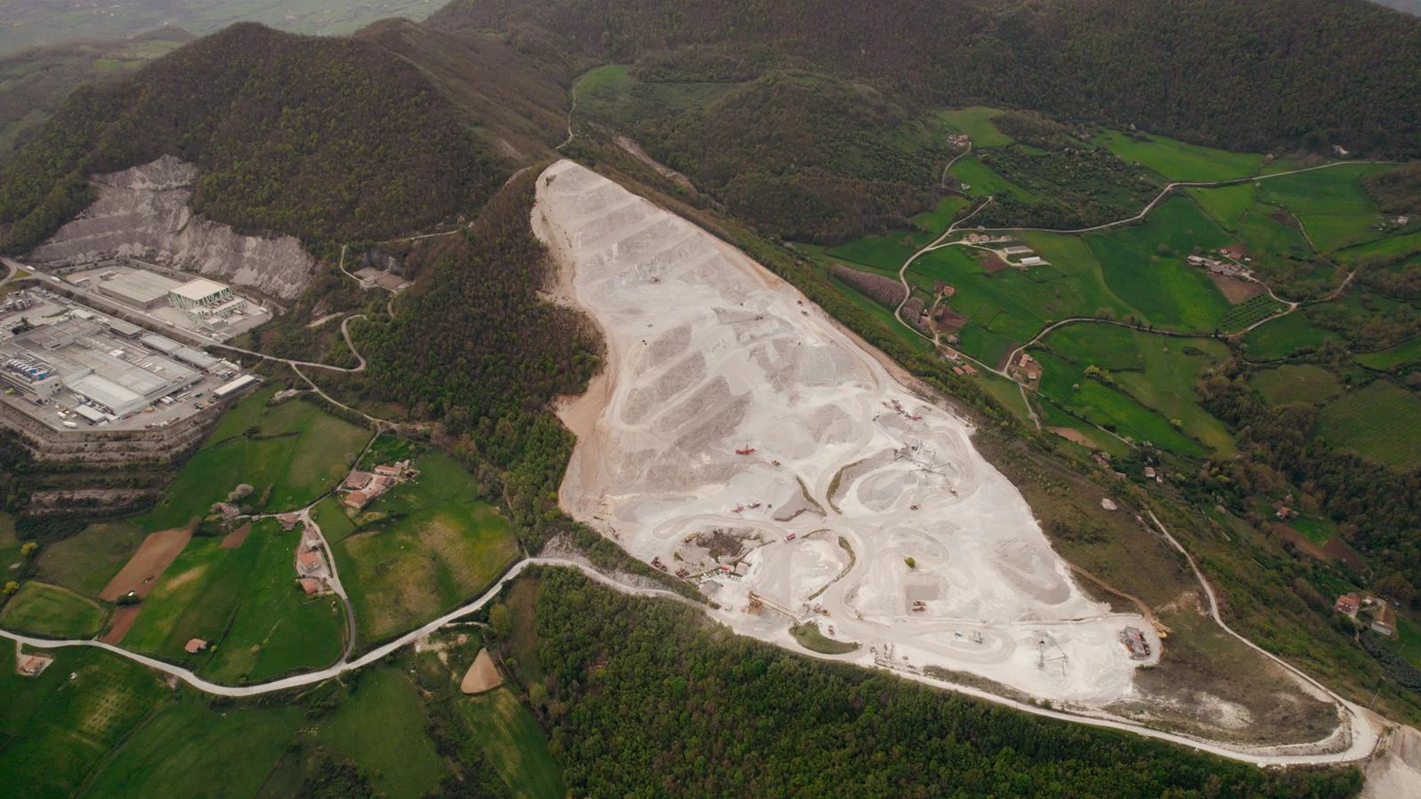 TOMASILLO GROUP - ESTRAZIONE E PRODUZIONE MATERIE PRIME PER COSTRUZIONI ED EDILIZIA