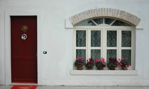 PRODUZIONE E VENDITA PORTE E PORTONCINI IN LEGNO E PVC  - IACUZZI FALEGNAMERIA MECCANICA