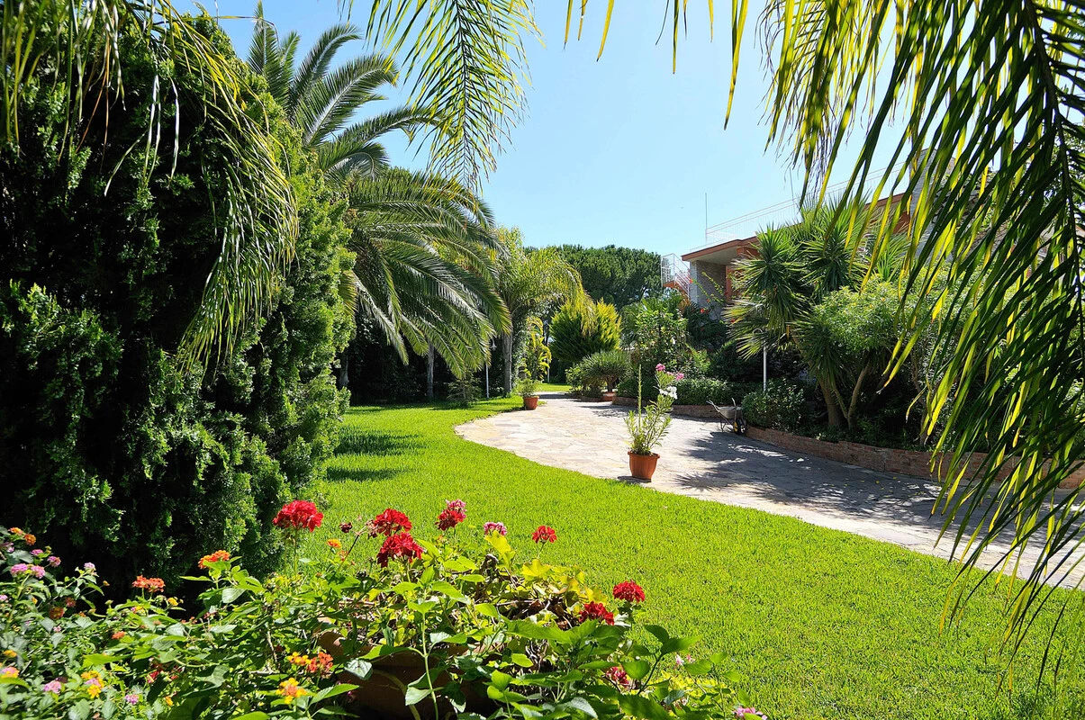 IL GIARDINIERE | MANUTENZIONE GIARDINI PARCHI E POSA TAPPETI ERBOSI