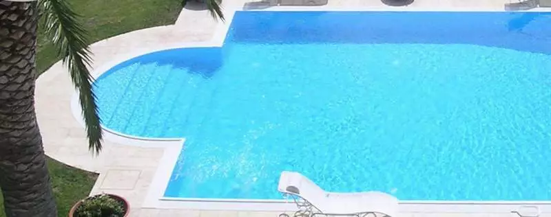 GNISCI PISCINE - COSTRUZIONE REALIZZAZIONE INSTALLAZIONE PISCINE SU MISURA A SFIORO SKIMMER MANUTENZIONE ASSISTENZA PISCINE