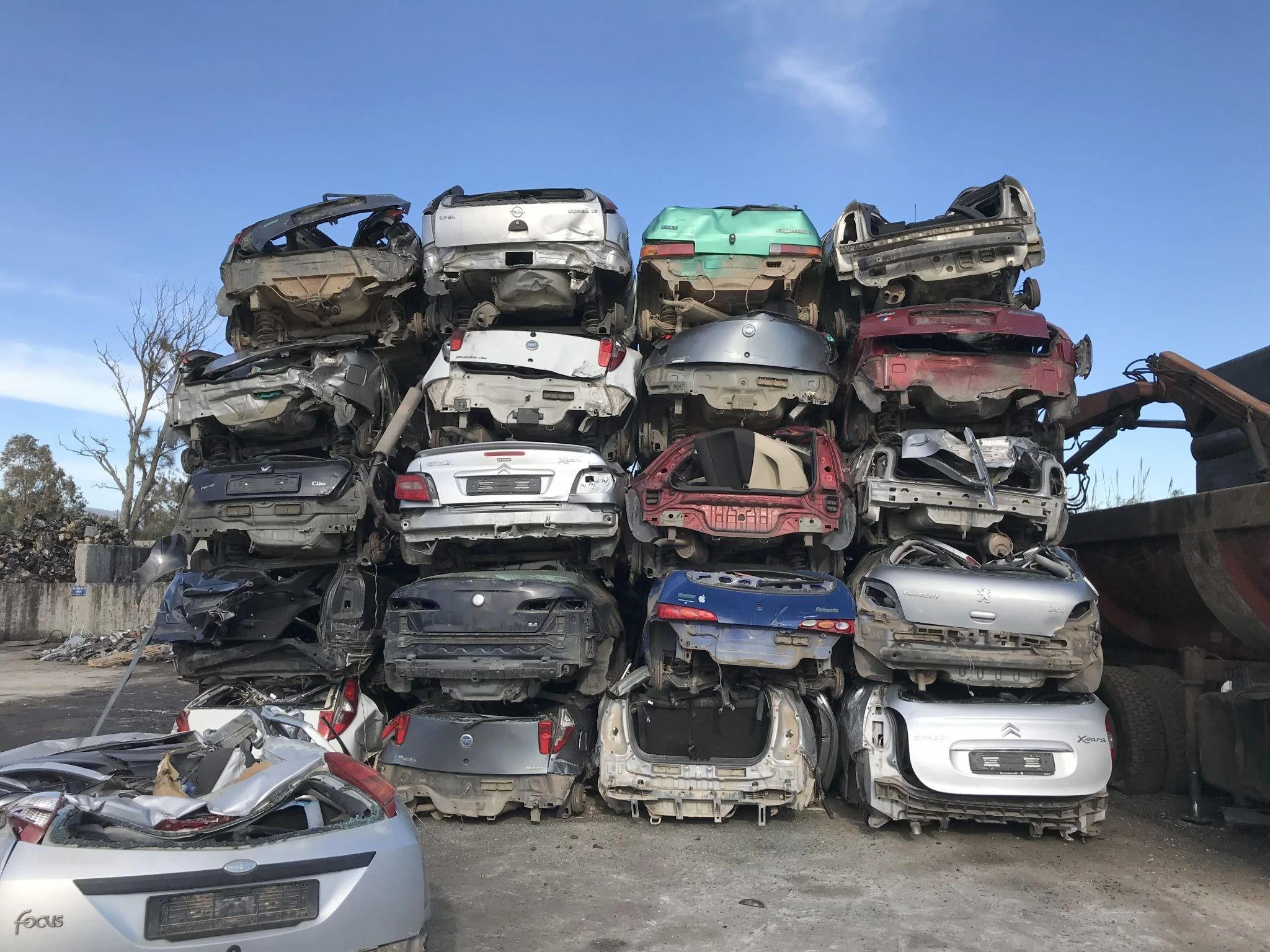 AUTODEMOLIZIONI.COM - CENTRO DI ROTTAMAZIONE AUTORIZZATO VENDITA RICAMBI AUTO MOTO E VEICOLI INDUSTRIALI
