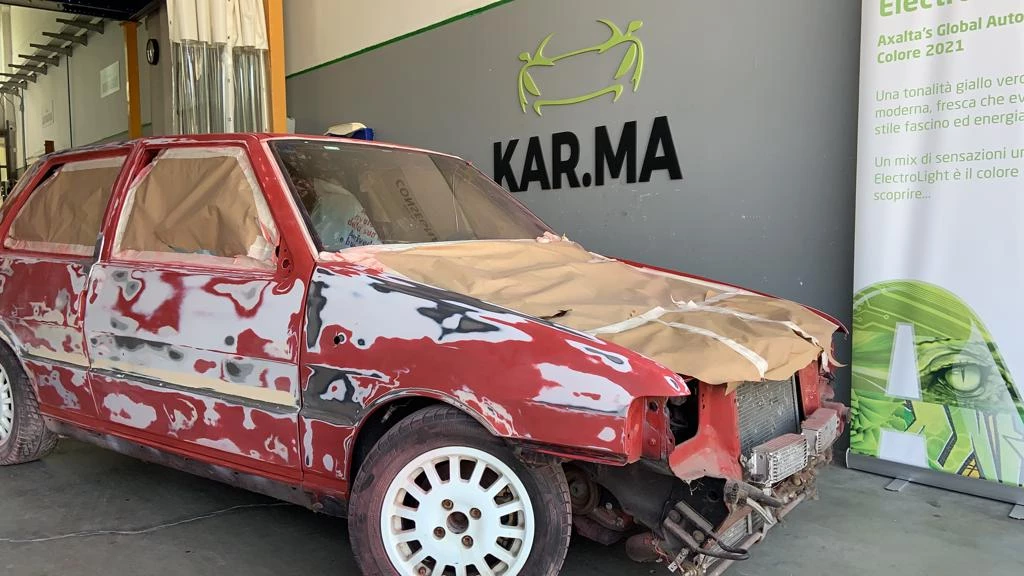 Riparazioni da grandine. Tirabolli in - Kar.ma carrozzeria