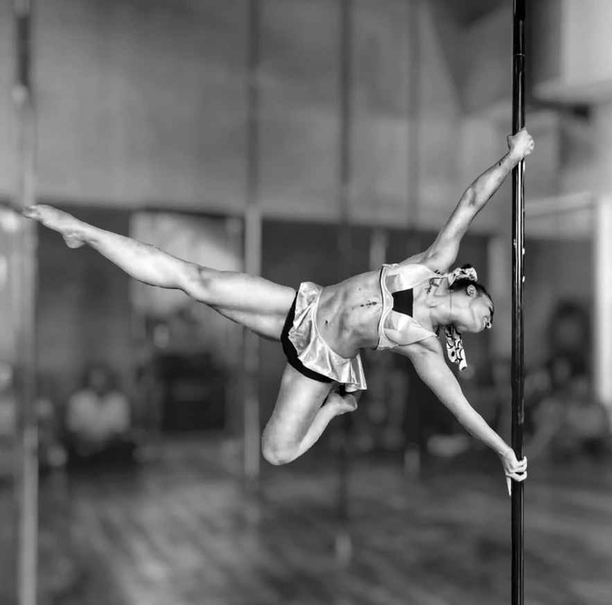 ANTONELLA TOMASELLI | SCUOLA DI POLE DANCE CORSI E LEZIONI LIVELLO BASE E INTERMEDIO