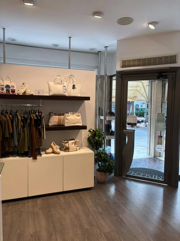 EMBLEMA - NEGOZIO ABBIGLIAMENTO PELLETTERIA E ACCESSORI MODA UOMO DONNA