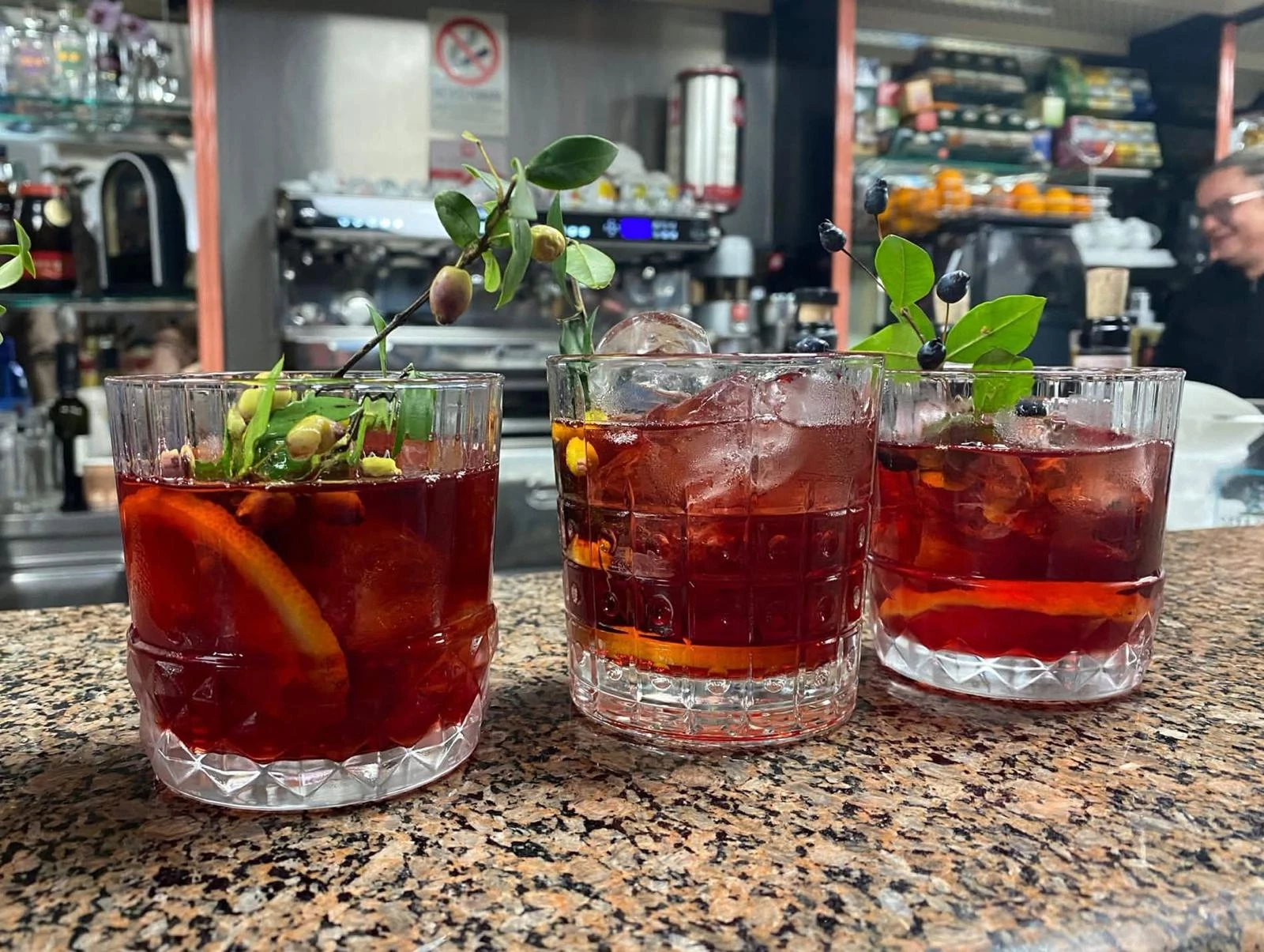 JOLLY 2 BAR - CAFFETTERIA E WINE BAR CON SERVIZIO SOMMELIER E AMPIA VERANDA ESTERNA