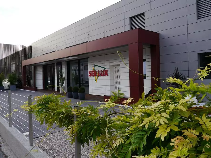 SER LUX - PROGETTAZIONE, REALIZZAZIONE E POSA IN OPERA DI SERRAMENTI ED INFISSI